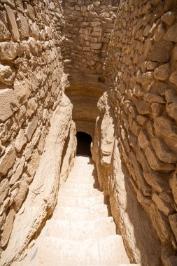 Saqqara 'daki Djoser piramidinin yanlış girişi. Zindana inin..