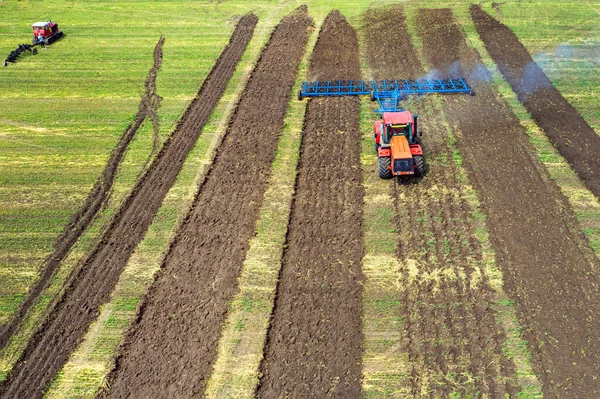 Luchtfoto Drone Van Oogst Veld Met Trekker Maait Droog Gras — Stockfoto