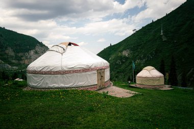 Kazak geleneksel yurdu yeşil dağlarda. Geleneksel senin konseptine göre açık hava kampı. Kazakistan 'da seyahat.