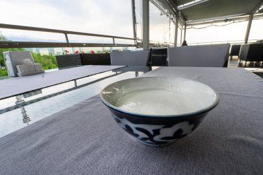 Ahşap bir arka planda deve sütü shubat. Kazakistan 'da bir restoranın masasındaki kasede bulunan süt ürünleri. Ulusal Asya mutfağı