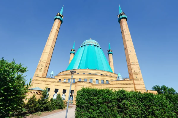 Una Mezquita Mashkhur Jusup Centro Pavlodar Sobre Fondo Cielo Azul — Foto de Stock