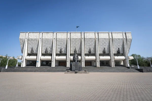 カザフスタンのアルマトイ 2023年5月26日青空に対するムフタール アウエゾフ劇場 — ストック写真