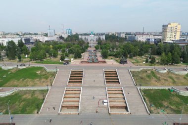 Kazakistan 'ın Pavlodar şehrinin seddindeki çeşme. Yukarıdan İHA 'nın üst görünümü