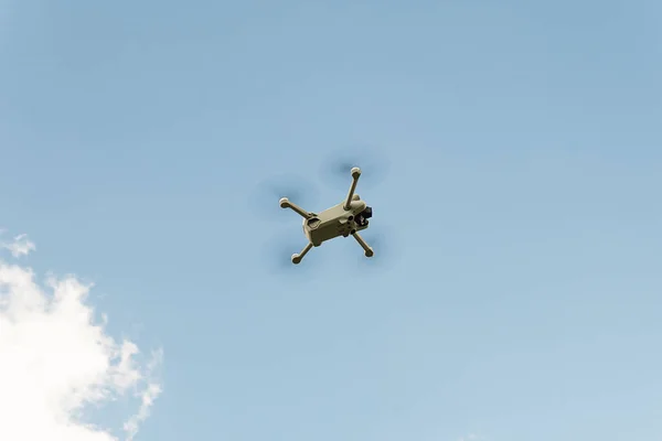 Piedi Piccolo Drone Mezz Aria Contro Forte Vento Contro Cielo — Foto Stock