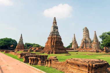 Antik şehrin kalıntıları ve tapınaklar Ayutthaya, Tayland. Eski Siyam Krallığı. Mavi gökyüzü ile yaz günü. Ünlü turizm merkezi, Bangkok yakınlarında ruhani bir yer..