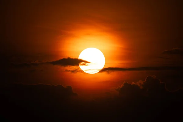 日没または日の出に雲が付いている美しいカラフルな劇的な空 ダークナイト — ストック写真