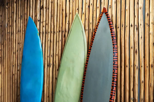 Três Pranchas Surf Desgastadas Contra Parede Feita Bambu — Fotografia de Stock