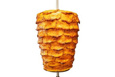 Orta Doğu, pişmiş saf beyaz arka plan üzerinde izole Akdeniz ve Arap ülkelerinde kebap sandviç içinde saptırılmış ızgara tavuk şiş, traş, geleneksel bir et üzerinde hizmet