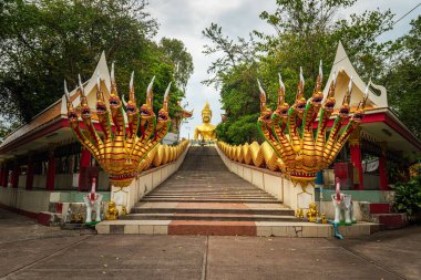 Pattaya, Tayland 'daki Büyük Buda Tepesi' nin güzel manzarası. Büyük Buda 'ya giden merdivenler