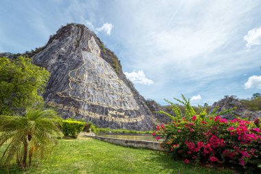 Khao Chi Chan Moutain 'de Buda lazeri, Pattaya. Chonburi, Tayland. Buda 'nın altında thai dili vardır, çeviri: 1996 yılında yaratıldı, Buda' nın adı Phra Puttha Maha Wachira Uttamopat Satsada.