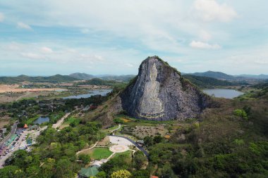 Cheejan Dağı Tayland 'daki güzel lazer oymalı Buda resmi manzarası. Bir İHA 'dan üst görünüm