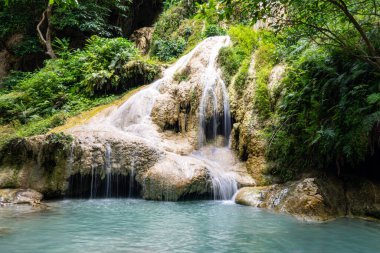 Kanchanaburi eyaletindeki şelale güzel Erivan. Güneydoğu Asya. Tayland