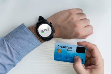 Google Pay, akıllı saat ve kredi kartı şablonunda G Pay logosu. 31 Ekim 2022. Barnaul Rusya