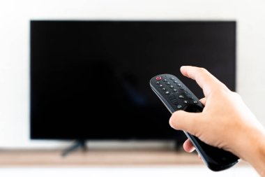 Televizyonu kapatmak için uzaktan kumanda. boş bir siyah TV ekranı.
