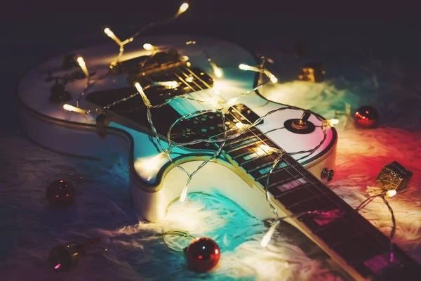 Гитара Рождественскими Игрушками Украшена Рождеством Белая Классическая Гитара Бликах Ярких — стоковое фото