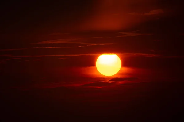 Zachód Słońca Niebie Ciemne Tło Duże Słońce Złoty Kolor Zmierzchu — Zdjęcie stockowe