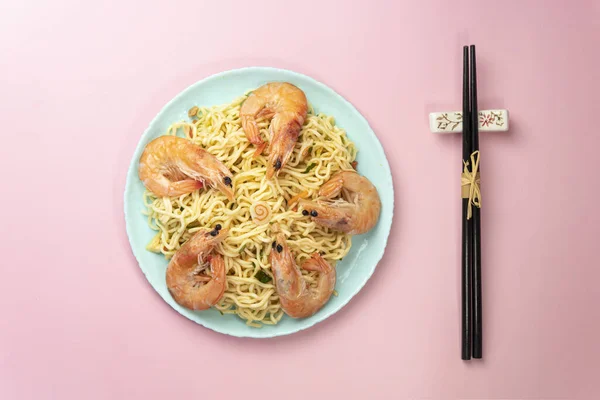 Instant Nudeln Auf Rosa Hintergrund Mit Shrimps Asian Thai Food — Stockfoto
