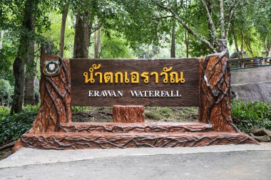 Erawan şelalesi Kanchanaburi Tayland manzarası. Erawan Ulusal Parkı Tayland 'ın en popüler şelalelerinden birine ev sahipliği yapıyor..