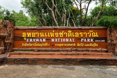 Erawan şelalesi Kanchanaburi Tayland manzarası. Erawan Ulusal Parkı Tayland 'ın en popüler şelalelerinden birine ev sahipliği yapıyor..