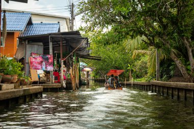 Damnoen Saduak Yüzen Market, tekneyle gelen turistler, Tayland, Bangkok 'ta. 5 Temmuz 2023