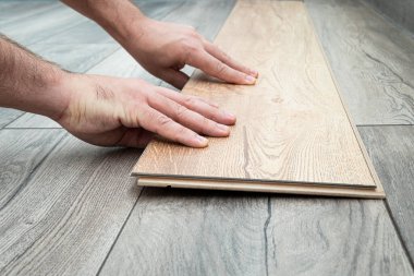 Değiştirme işlemi sırasında kaplamalı döşemeyi kapat. Hasarlı kaplama döşemenin yerine. Dairede tadilat var. Parke seçimi