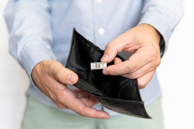 Yoksulluk kavramı, deri bir cüzdanda sadece bir küçük 100 dolarlık banknot. Ekonomik kriz kavramı. Küçük işletmelerde gerçek gelir düşüşü. enflasyon kavramı