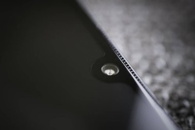 Mobil kamera lensleri siyah arka planda, makro görüntüde. Akıllı telefonun ön kamerası..