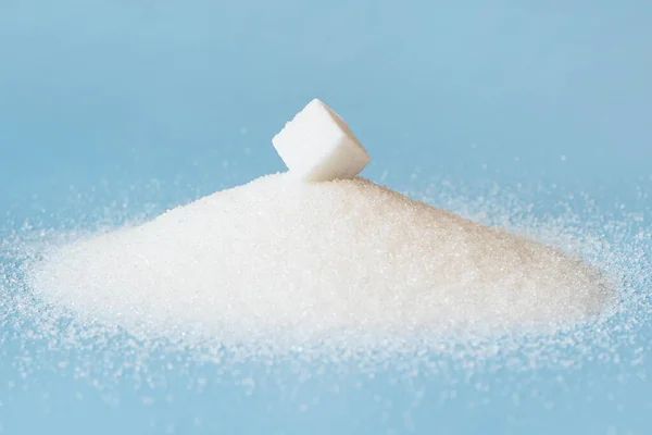 Bílý Cukr Misce Izolovaný Modro Kousek Rafinovaného Cukru Hromadě — Stock fotografie