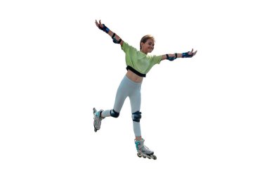 tam uzunlukta portre gülümseyen kız paten silindirler üzerinde beyaz zemin üzerine izole.