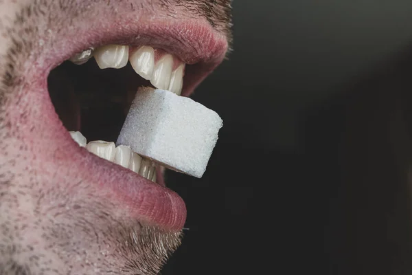 Чоловік Кусає Кубик Білого Цукру Зубами Поняття Шкоди Здоров Зубів — стокове фото
