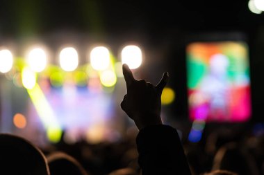 Popüler bir grubun rock konserinde kalabalıktan bir keçi hayranının imzasıyla.