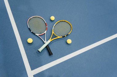 Tenis raketi, toplar ve Cyan tenis kortunun beyaz çizgisi. tenis sporu konsepti