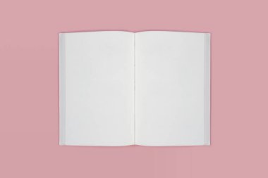 Pembe arka planda boş sayfaların olduğu açık bir kitap. Boşluğu kopyala