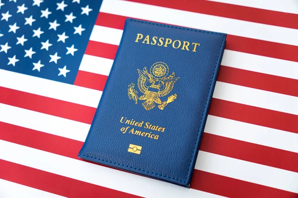 Bandeira Americana Com Passaporte Conceito Obter Cidadania Dos Eua Cidadão — Fotografia de Stock
