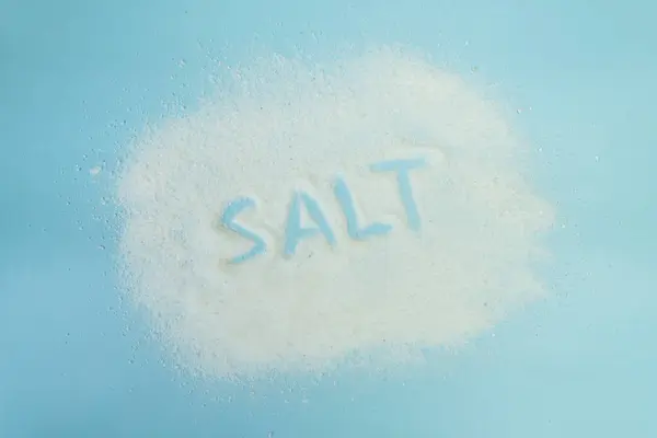 Saltkorn Ovanifrån Blå Bakgrund Ordet Salt Skrivet Med Salt Ett — Stockfoto