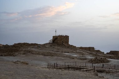 En yüksek kulesi, Masada şafakta güneşin bulutlu gökyüzü karşı. Antik dönemin tarihsel kazılar Harabeleri üzerinde. İsrail