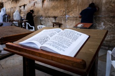 Yahudi İncili - Torrah, dua eden Yahudilerin bulanık arka planında ve feryat eden batı duvarında. İsrail. Kudüs. JERUSALEM, ISRAEL. 24 Ekim 2018.