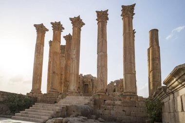 Roma mimarisi. Jarash 'ın tarihi bölgesindeki Artemis tapınağı. Mavi gökyüzüne karşı çok güzel antika sütunlar. Ürdün Dili.