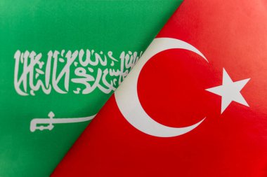 Suudi Arabistan 'ın bayraklarının arka planı, Türkiye. İki ülke arasındaki etkileşim veya karşı etki kavramı. Uluslararası ilişkiler. politik görüşmeler. Spor yarışması.