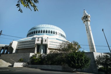 Kral Abdullah ben Camii: Amman, Jordan. 1982 ve 1989 arasında inşa edilmiştir. Modern cami. Mavi gökyüzü arka plan üzerinde uzun boylu Minare