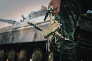 İHA kontrol paneli askeri askerin elinde. Topçu gözcüsü ya da askeri gözlemci, düşman topraklarında hava kuvvetlerine keşif aracı yolluyor. Modern teknolojik keşif savaşı.