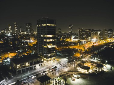 Tel Aviv şehrinin gece hava panoramik görüntüsü, Tel Aviv 'deki gece hayatı. Günümüzün aydınlatmalı gökdelenleri ve alacakaranlıkta bir İsrail şehrinin mimarisi. Şehir hayatı, İsrail 'de seyahat.
