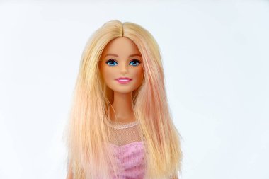 9 Ekim 2023. Barnaul, Rusya: Beyaz arka planda açık sarı saçlı, pembe elbiseli bir Barbie bebeğin portresi. Bir Barbie 'nin Portresi.
