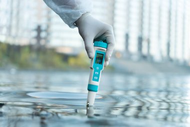 Elektronik su testi sonucu bulanık mavi yüzme suyu geçmişi, su kalitesi kontrolü. Doğal bir rezervuarda su kirliliği seviyesini test etmek.