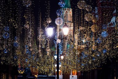 Moskova 'da Noel. Yeni yıl için Moskova Kremlin 'inin arka planına karşı fener dekore edilmiştir..