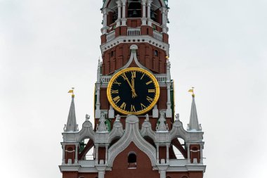 Bir kış günü Moskova Kremlin 'in Spasskaya Kulesi' nin çan seslerinde 12 saat.