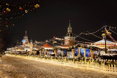 Moskova, Rusya Yeni Yıl. Noel Pazarı peri masalı Noel ağacı, Kızıl Meydan 'daki alışveriş merkezinin parlak ışıkları. Tatiller karlı kış gecesi manzarası. Şenlikli Kızıl Meydan alışveriş merkezleri