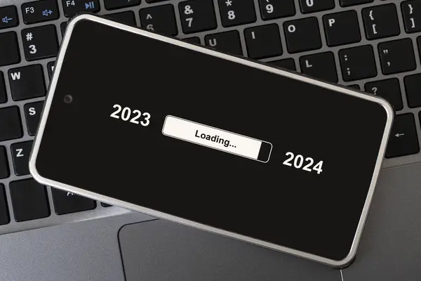Konceptet Att Ändra Året Från 2023 Till 2024 Smartphone Datorns — Stockfoto