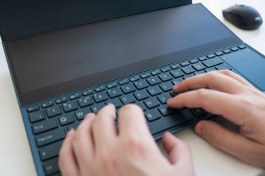 Programcı veya bilgisayar korsanı dizüstü bilgisayar klavyesi üzerinde kod yazma. Tuş takımı beyaz ışıkta yanıyor. el bilgisayarınızdaki bir tuşa basıyor