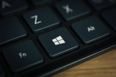 Siyah dizüstü bilgisayarın klavye düğmelerindeki en üstteki pencere logosu. Barnaul. Rusya 28 Mart 2023